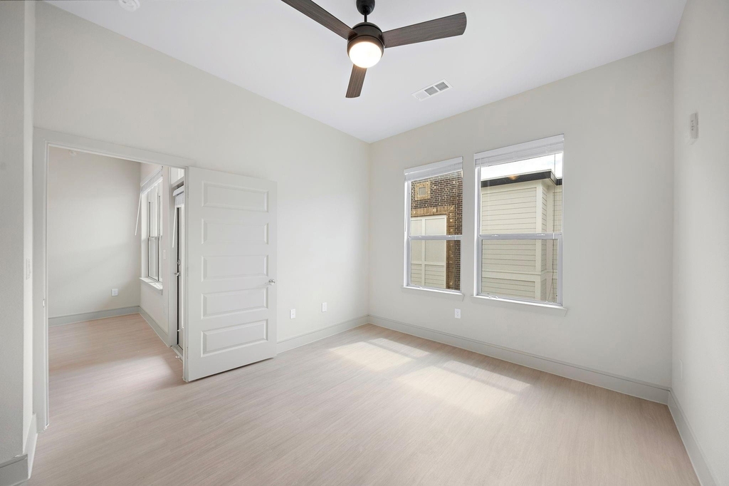 4840 North Shepherd Drive - Photo 3