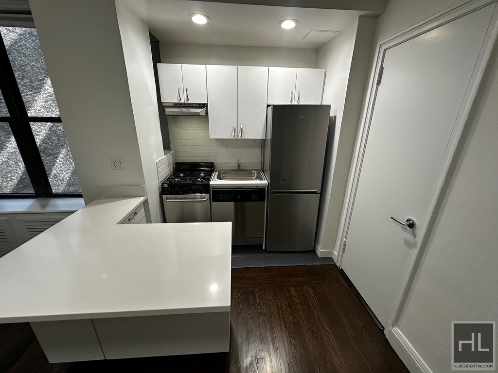 East 46 Street - Photo 2