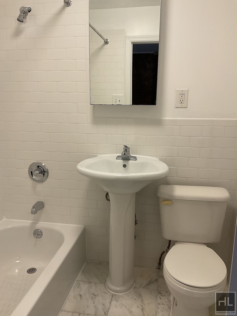 Third Avenue - Photo 3