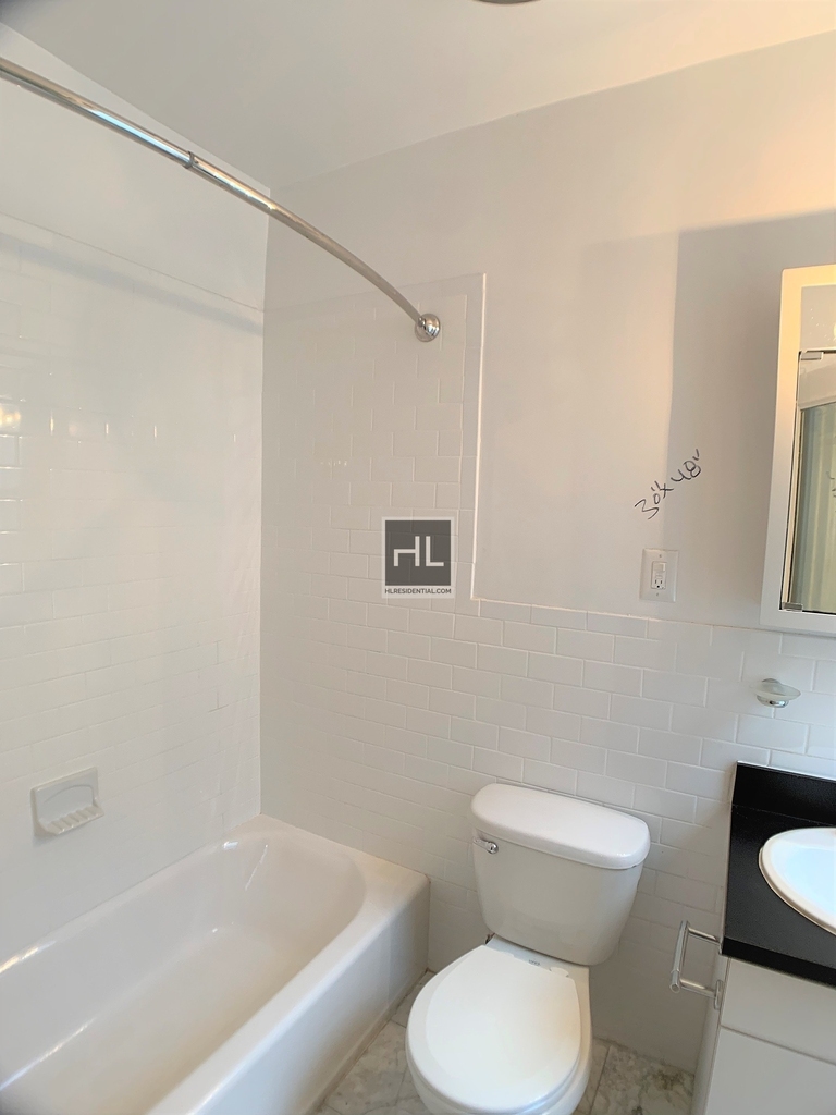 East 46 Street - Photo 3
