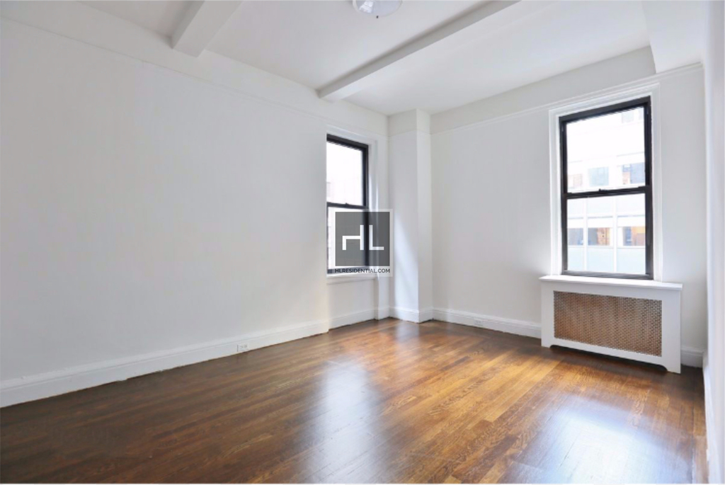 East 46 Street - Photo 1
