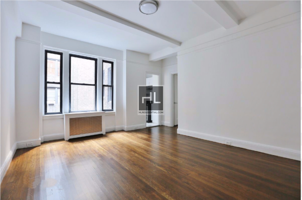 East 46 Street - Photo 0