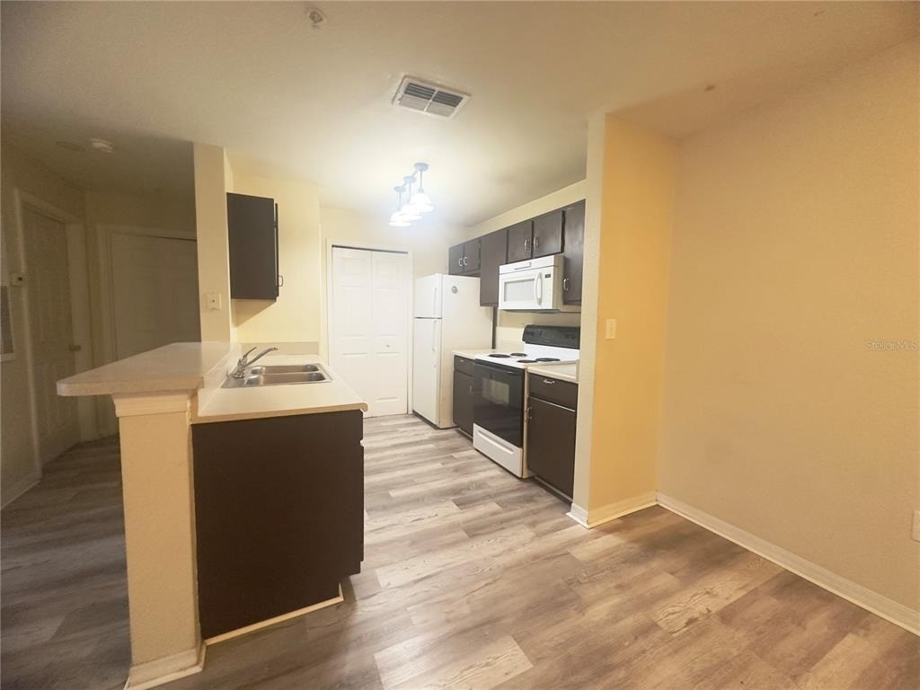 5451 Vineland Road - Photo 3