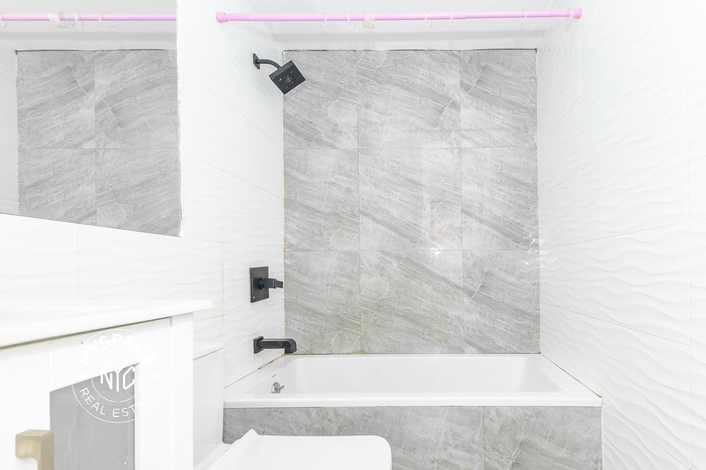 18-83 Greene Avenue - Photo 2