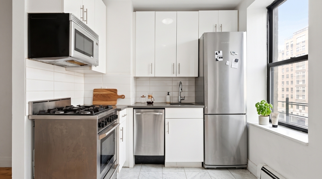 3111 Broadway - Photo 2