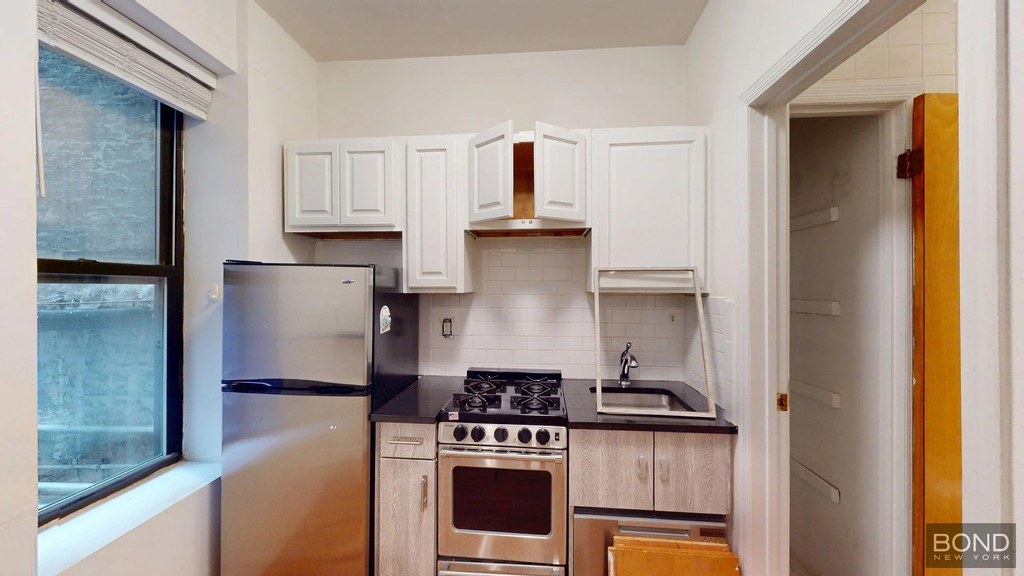 240 Waverly Place - Photo 2