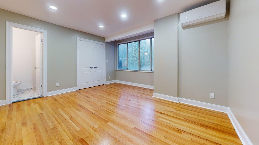 67-39 Clyde Street - Photo 9