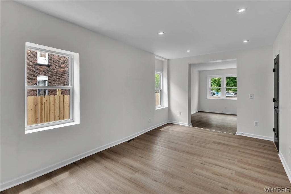 545 Niagara Street - Photo 2