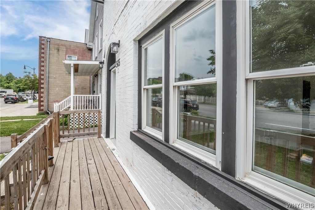 545 Niagara Street - Photo 1