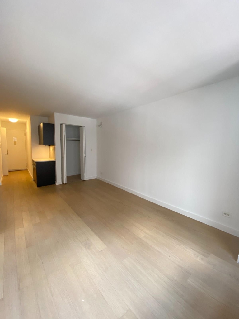 E 39th St - Photo 0