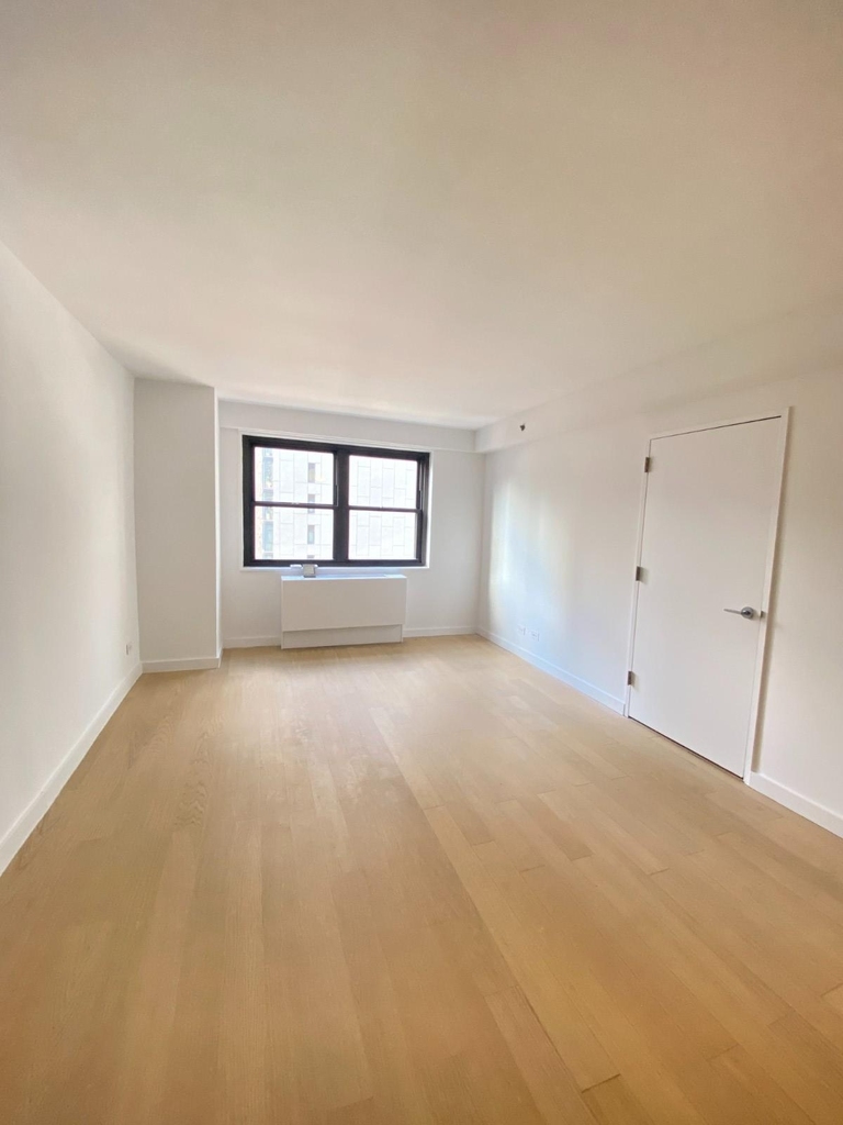 E 39th St - Photo 1