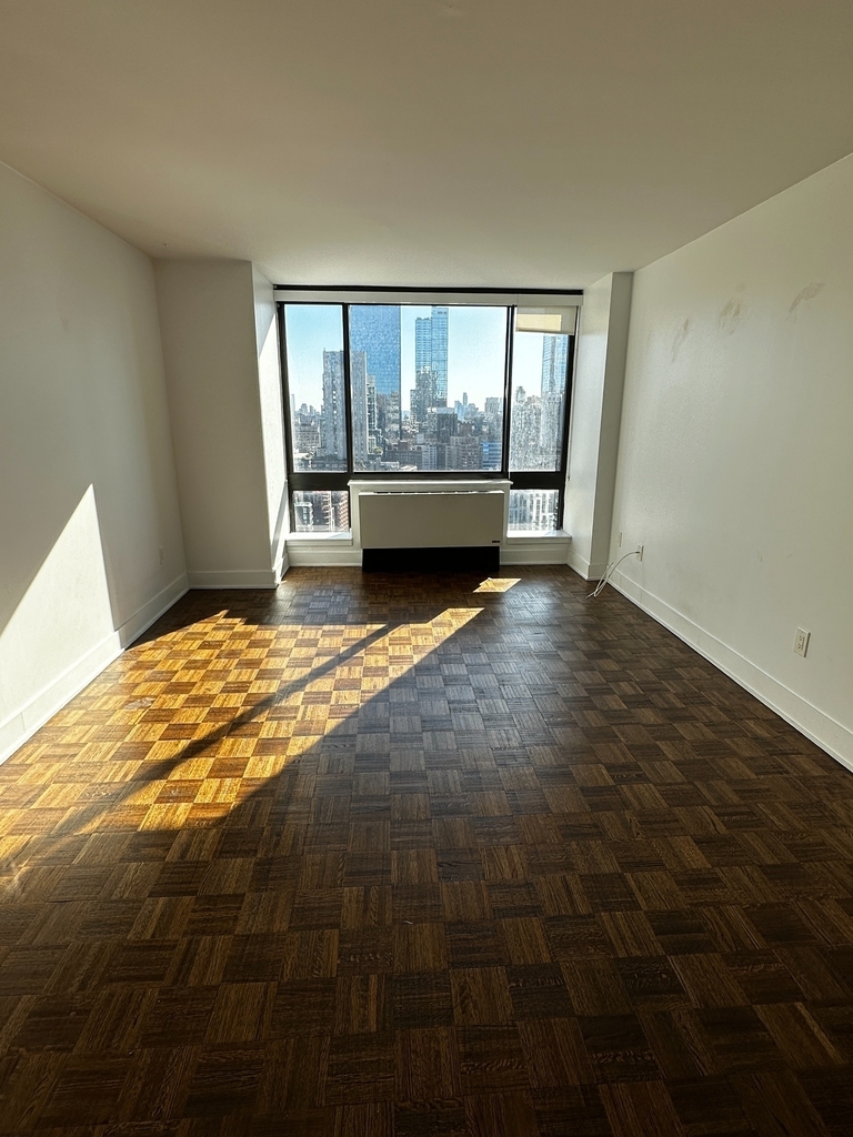West 42nd Street - Photo 0