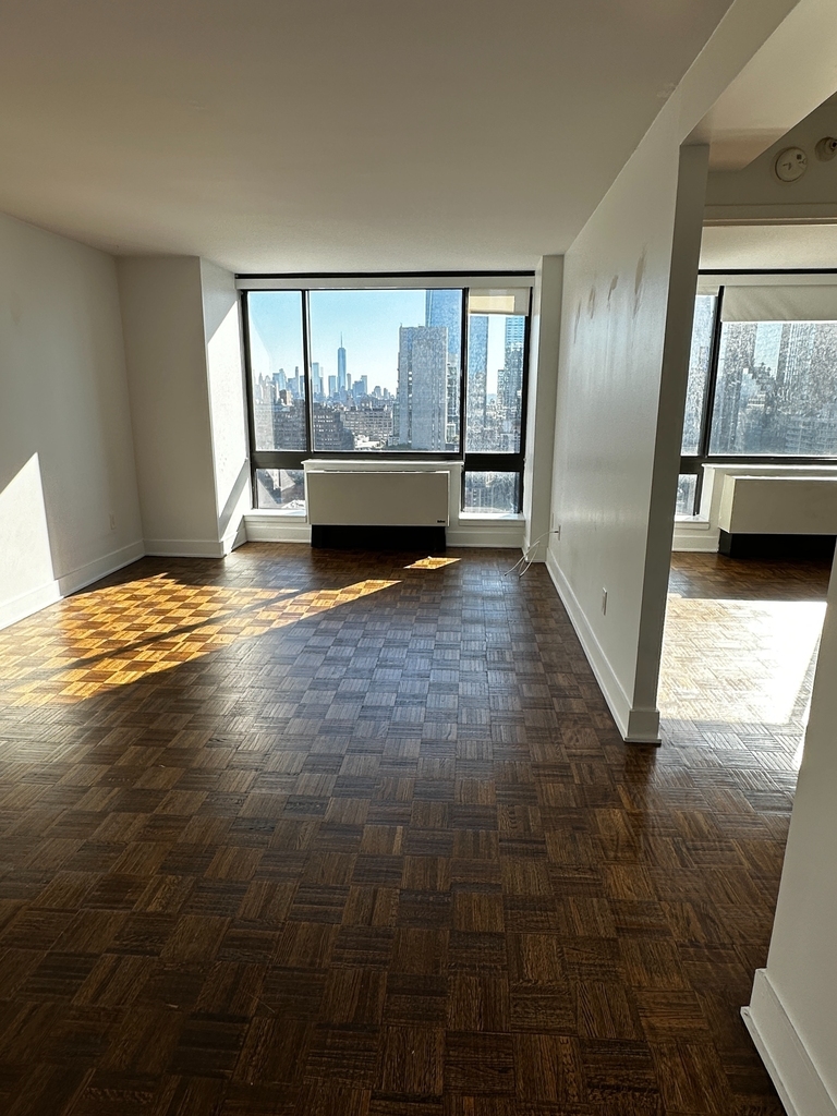 West 42nd Street - Photo 4