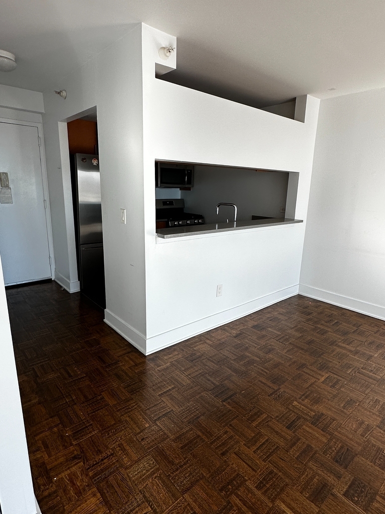 West 42nd Street - Photo 10