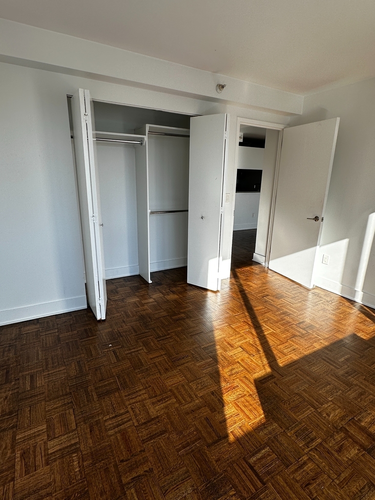 West 42nd Street - Photo 12