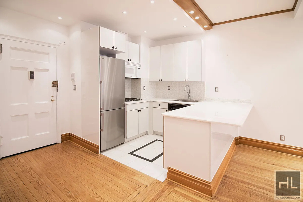 West 58 Street - Photo 2