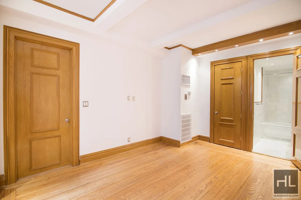 West 58 Street - Photo 4