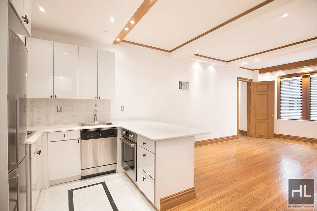 West 58 Street - Photo 3