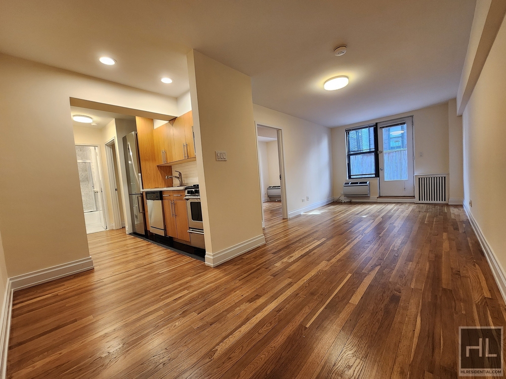 West 13 Street - Photo 4