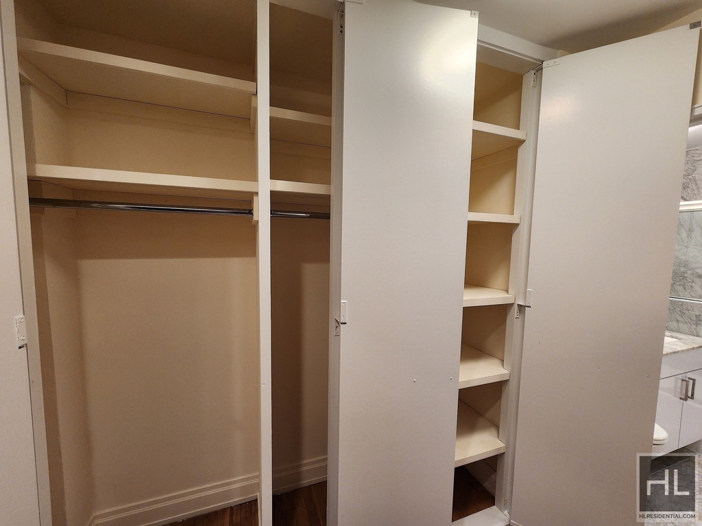 West 13 Street - Photo 3