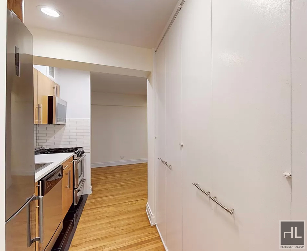 West 13 Street - Photo 2