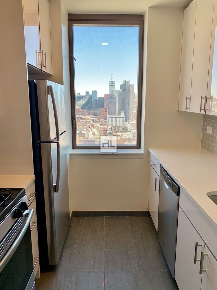 West 43 Street - Photo 1