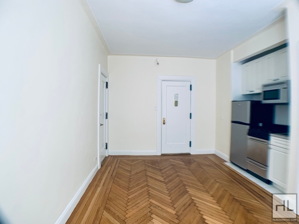 West 13 Street - Photo 2