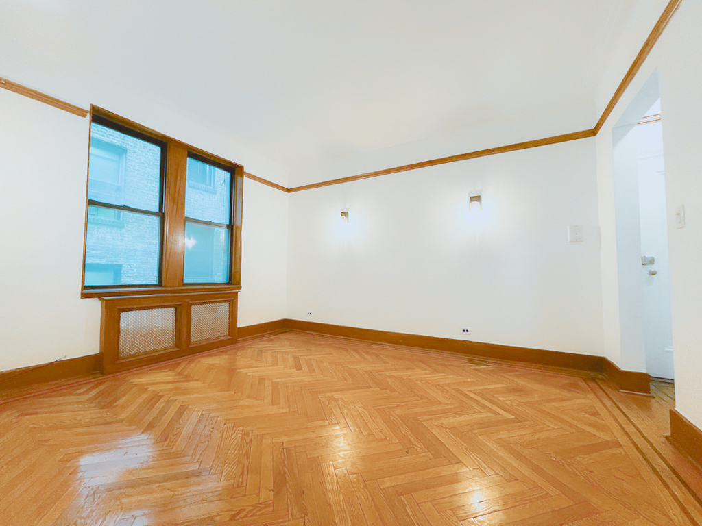 Metropolitan Avenue - Photo 1