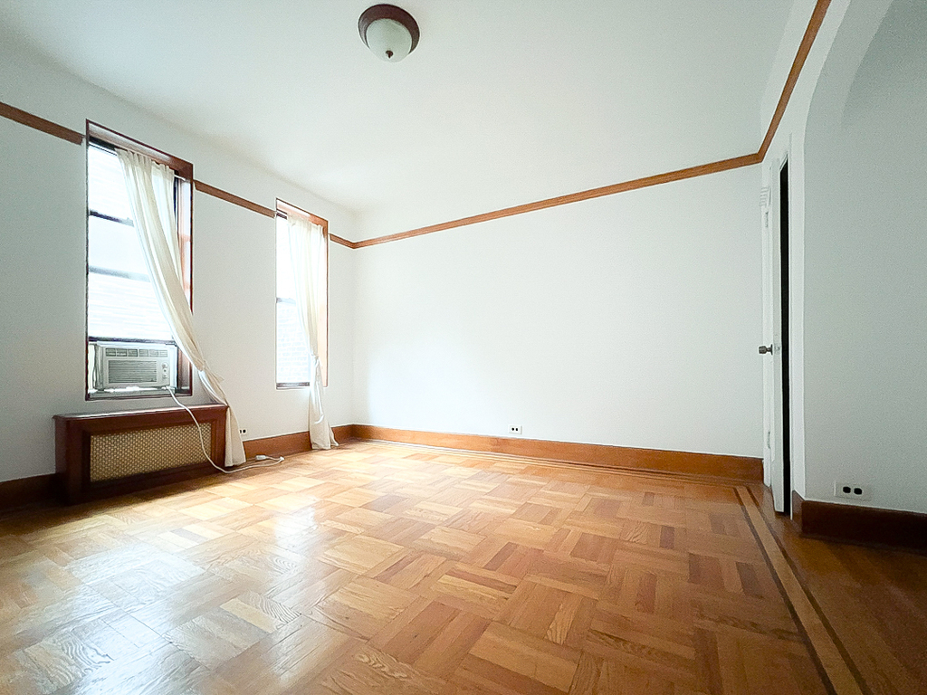 Metropolitan Avenue - Photo 5