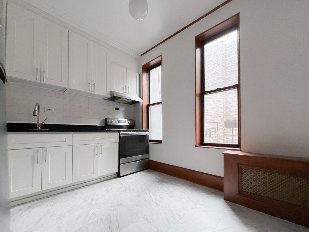 Metropolitan Avenue - Photo 2