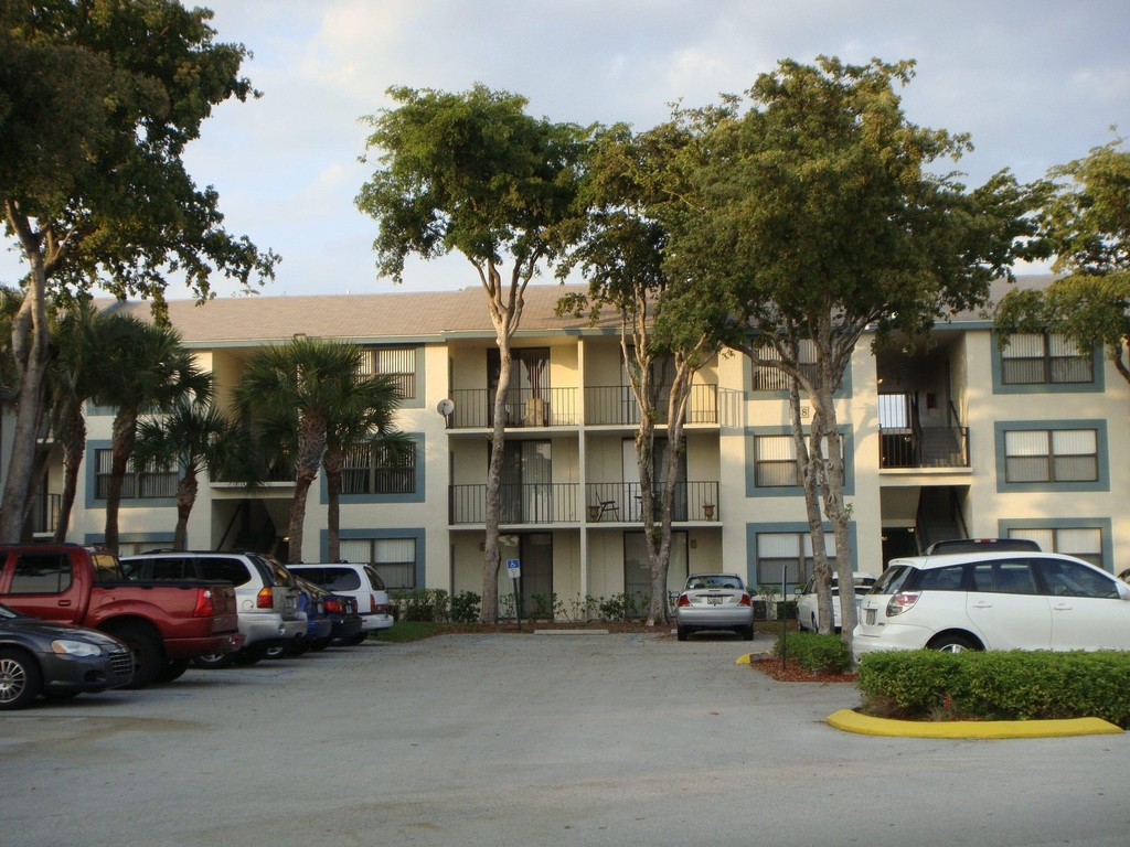 752 Executive Center Drive - Photo 3