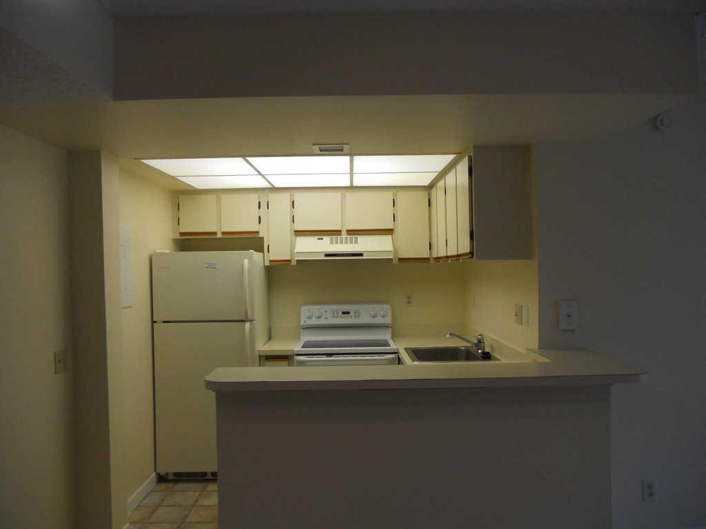 752 Executive Center Drive - Photo 4