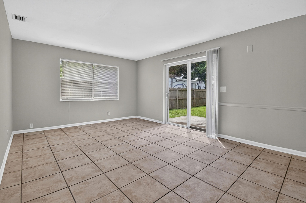 1037 W 28th Street - Photo 9