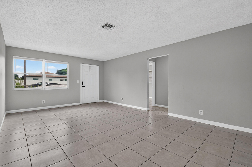 1037 W 28th Street - Photo 6