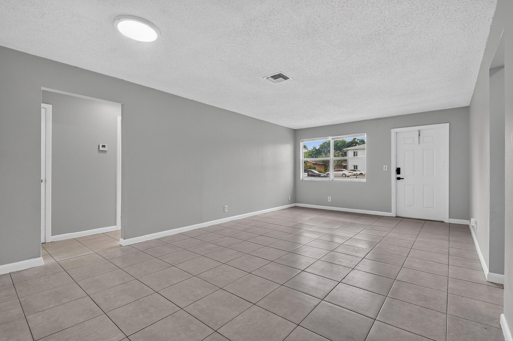 1037 W 28th Street - Photo 7