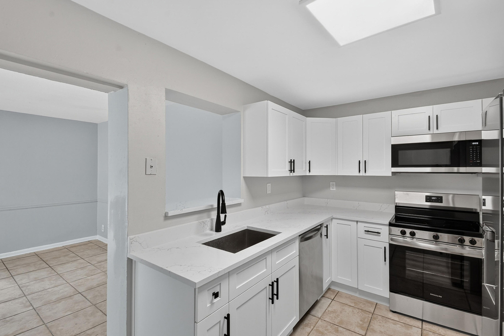 1037 W 28th Street - Photo 2
