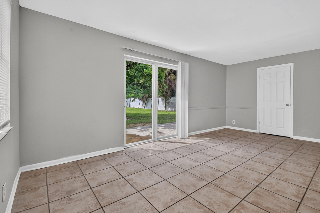 1037 W 28th Street - Photo 8