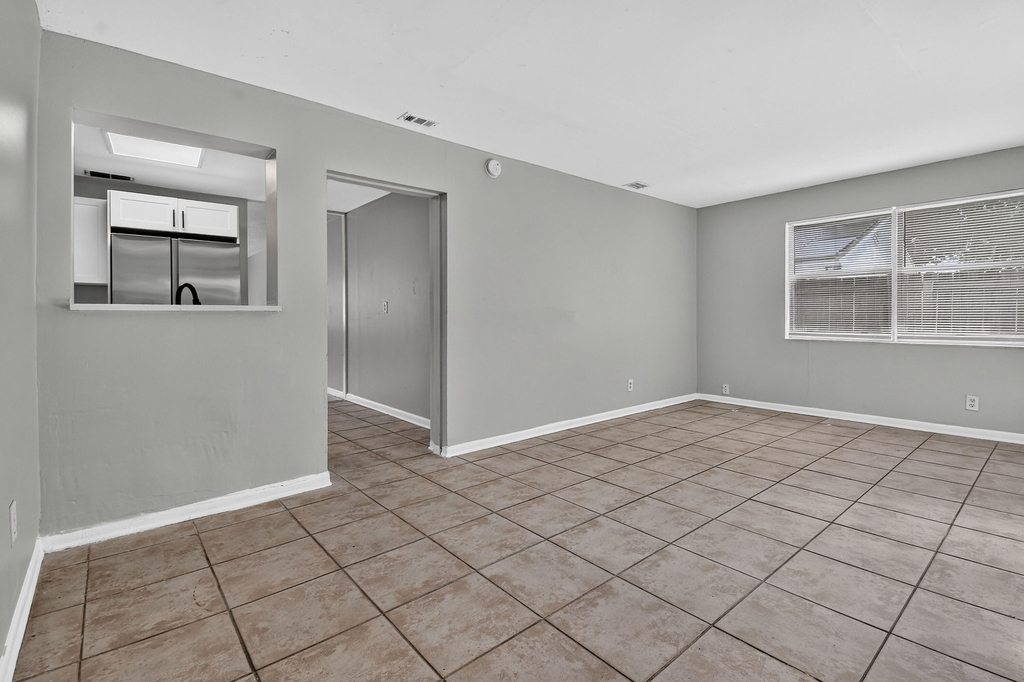 1037 W 28th Street - Photo 11