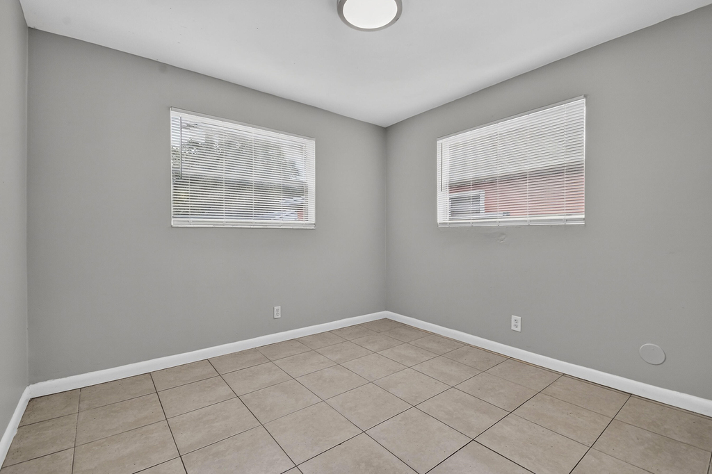 1037 W 28th Street - Photo 20