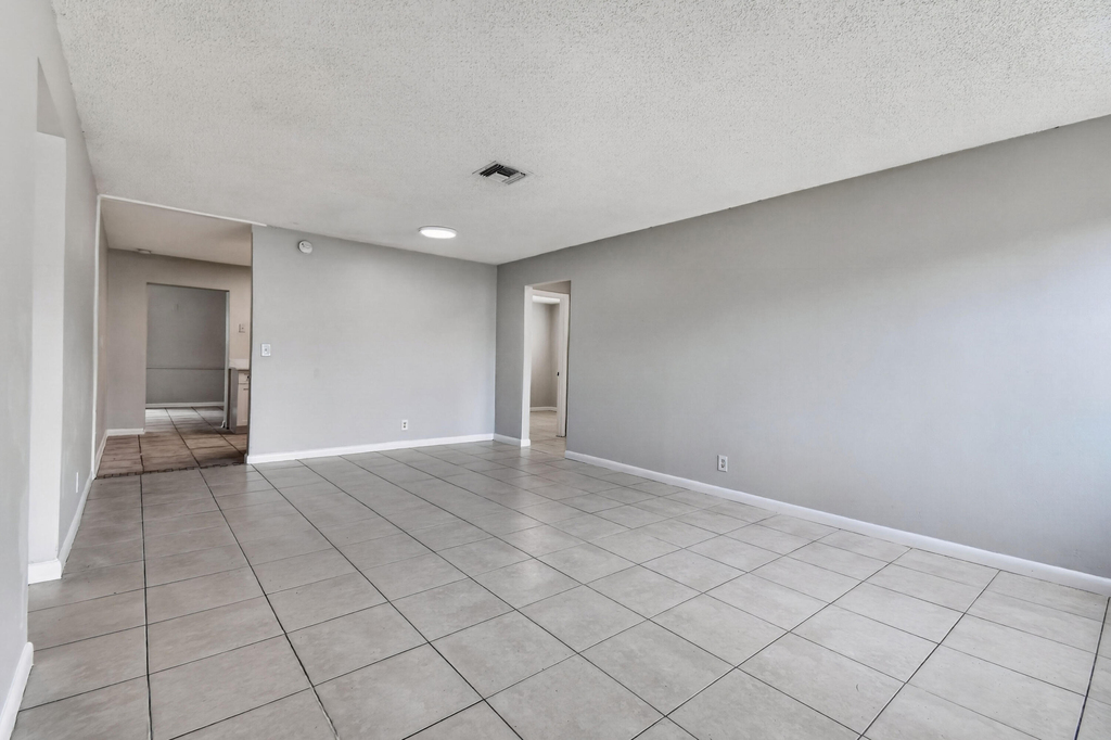 1037 W 28th Street - Photo 4
