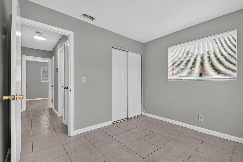 1037 W 28th Street - Photo 27