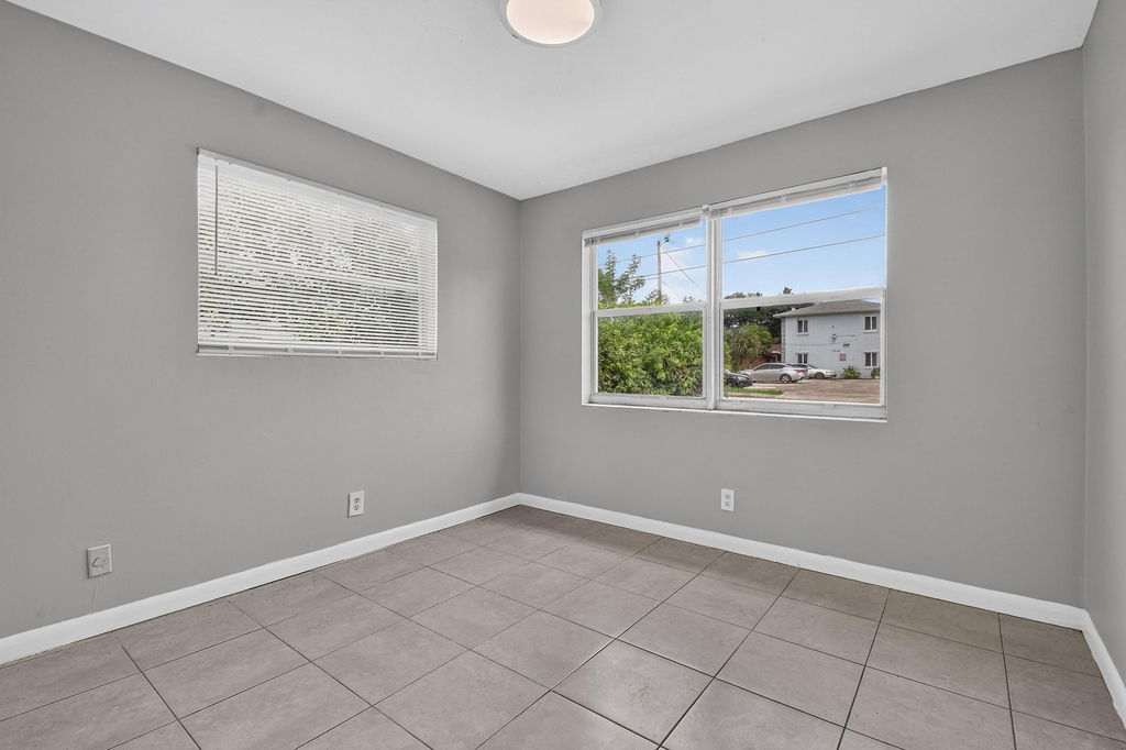 1037 W 28th Street - Photo 25