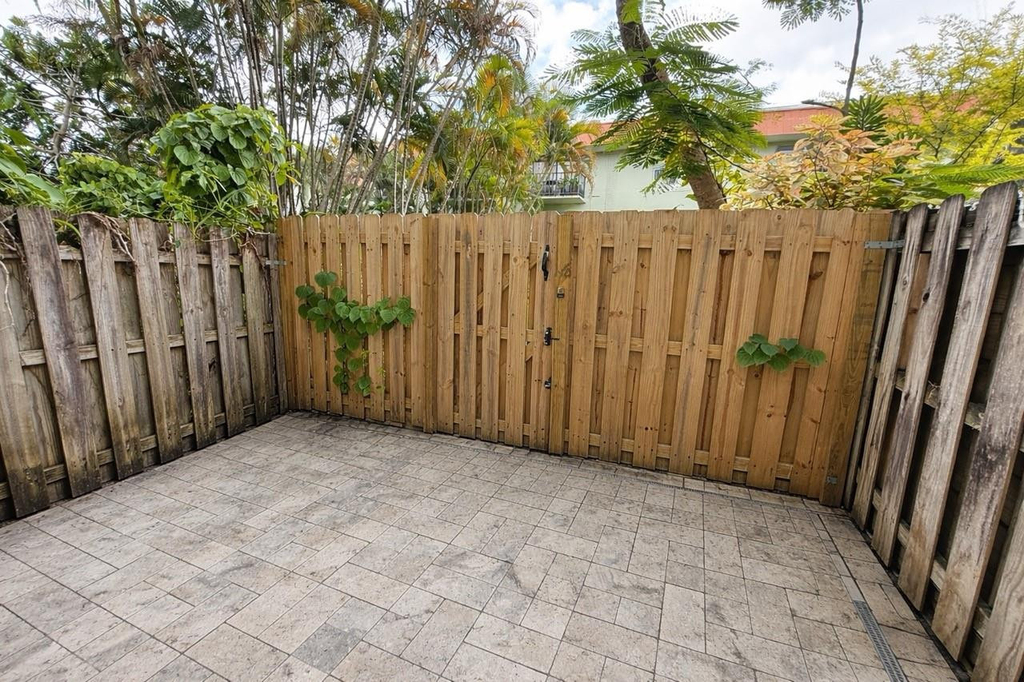 809 W Oakland Park Boulevard - Photo 1