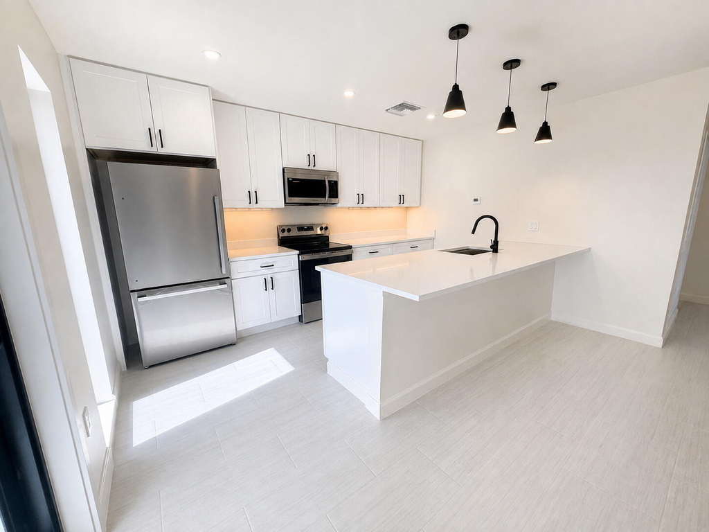 274 Se 9th Avenue - Photo 1