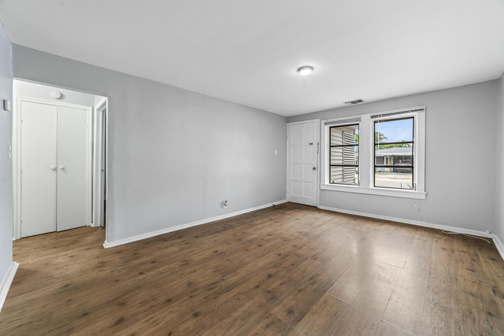 645 Ne 38th Street - Photo 4