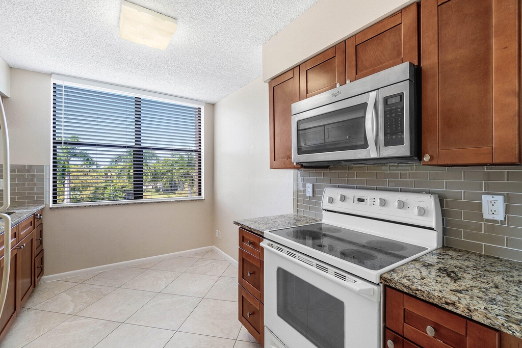 2455 Lindell Boulevard - Photo 10