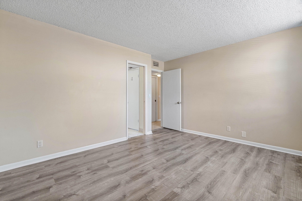 2455 Lindell Boulevard - Photo 15