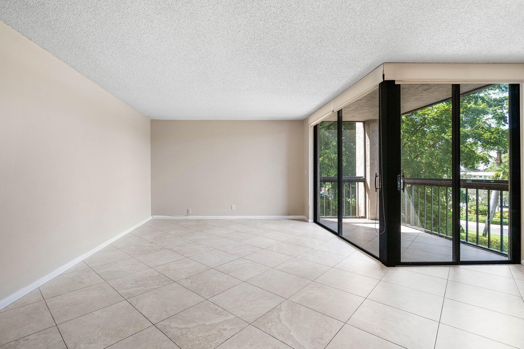 2455 Lindell Boulevard - Photo 7