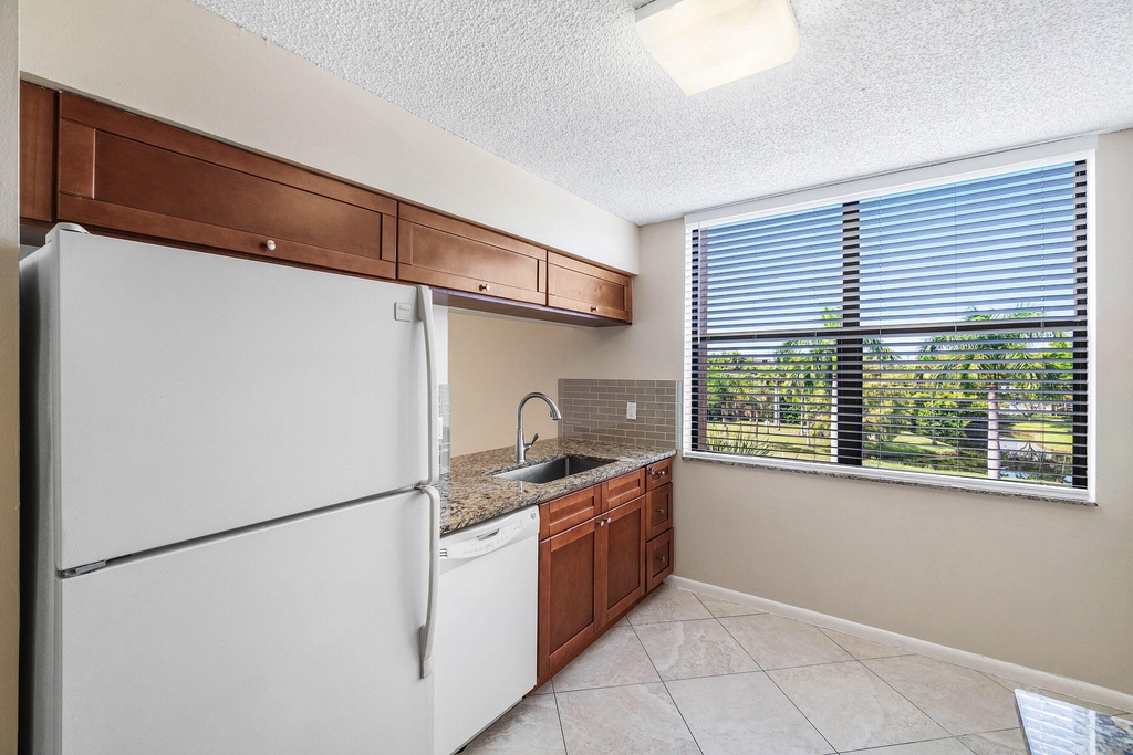 2455 Lindell Boulevard - Photo 11