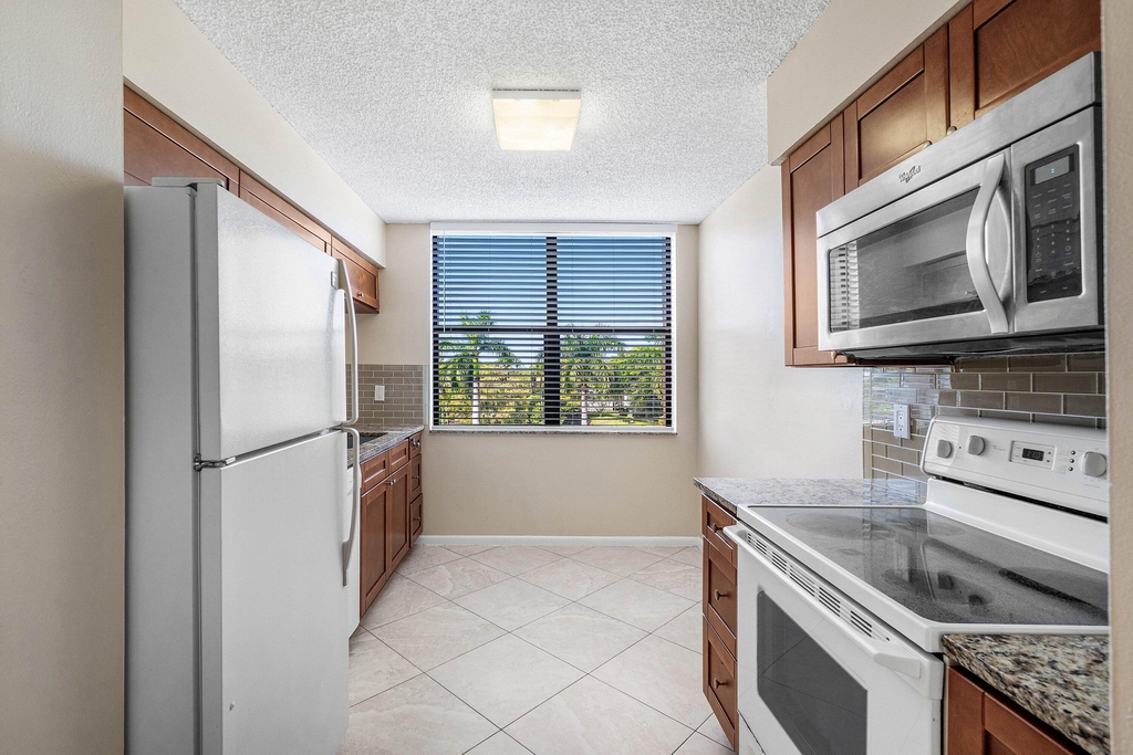 2455 Lindell Boulevard - Photo 9